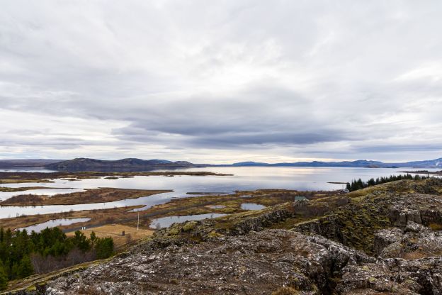 Thinkgvellir hike viewpoint to lake